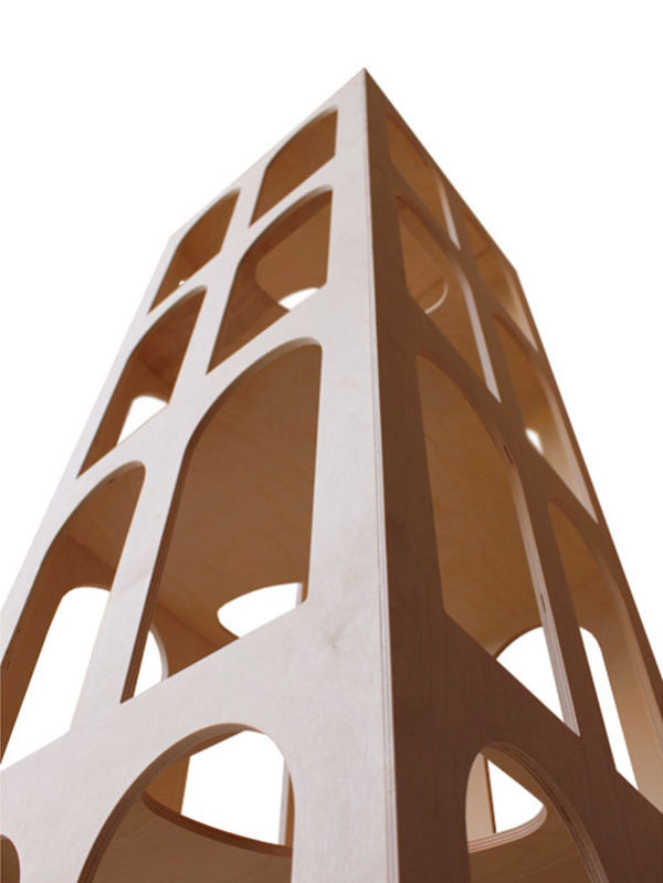 Vista inferiore del tiragraffi in legno Gattacielo